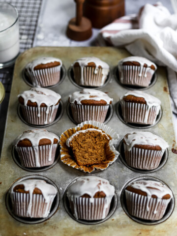 gingerbread-muffins-with-vanilla-bean-glaze